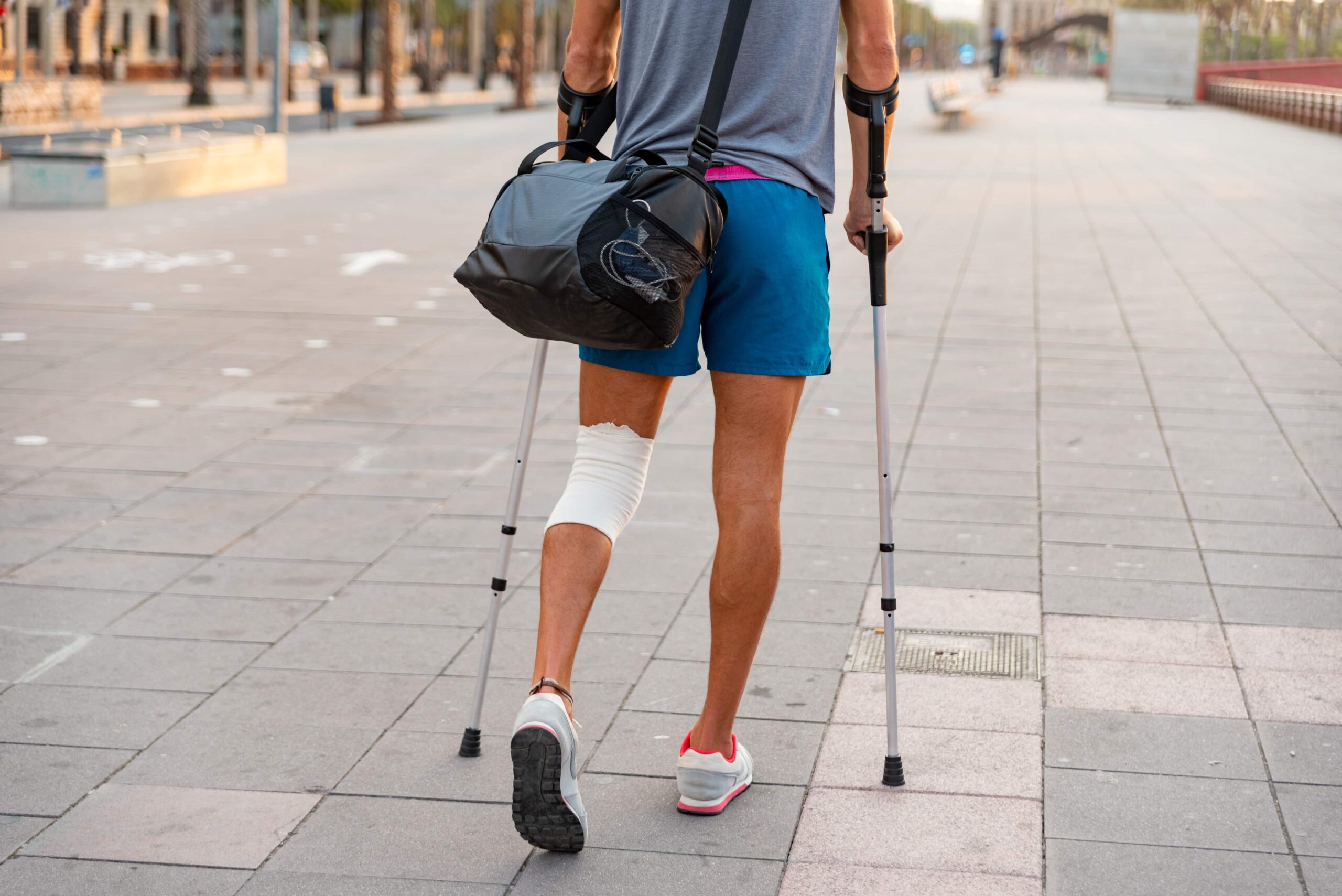 un-joven-irreconocible-con-muletas-caminando-por-la-ciudad